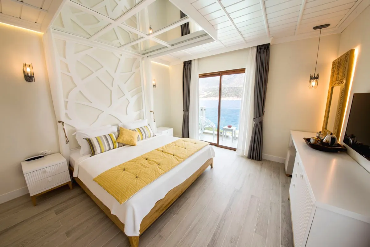 Delüks oda yatak ve deniz manzarası