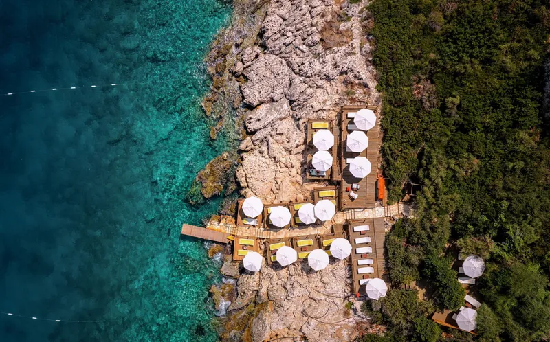 Otel teras ve havuz