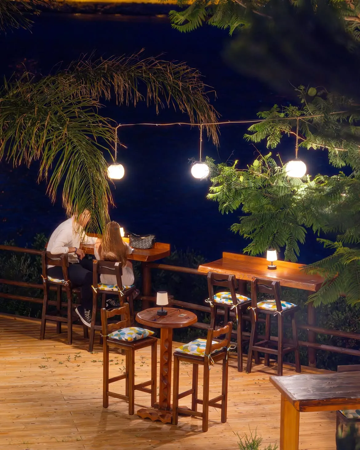 Fenerlerle aydınlanan akşam bar terası