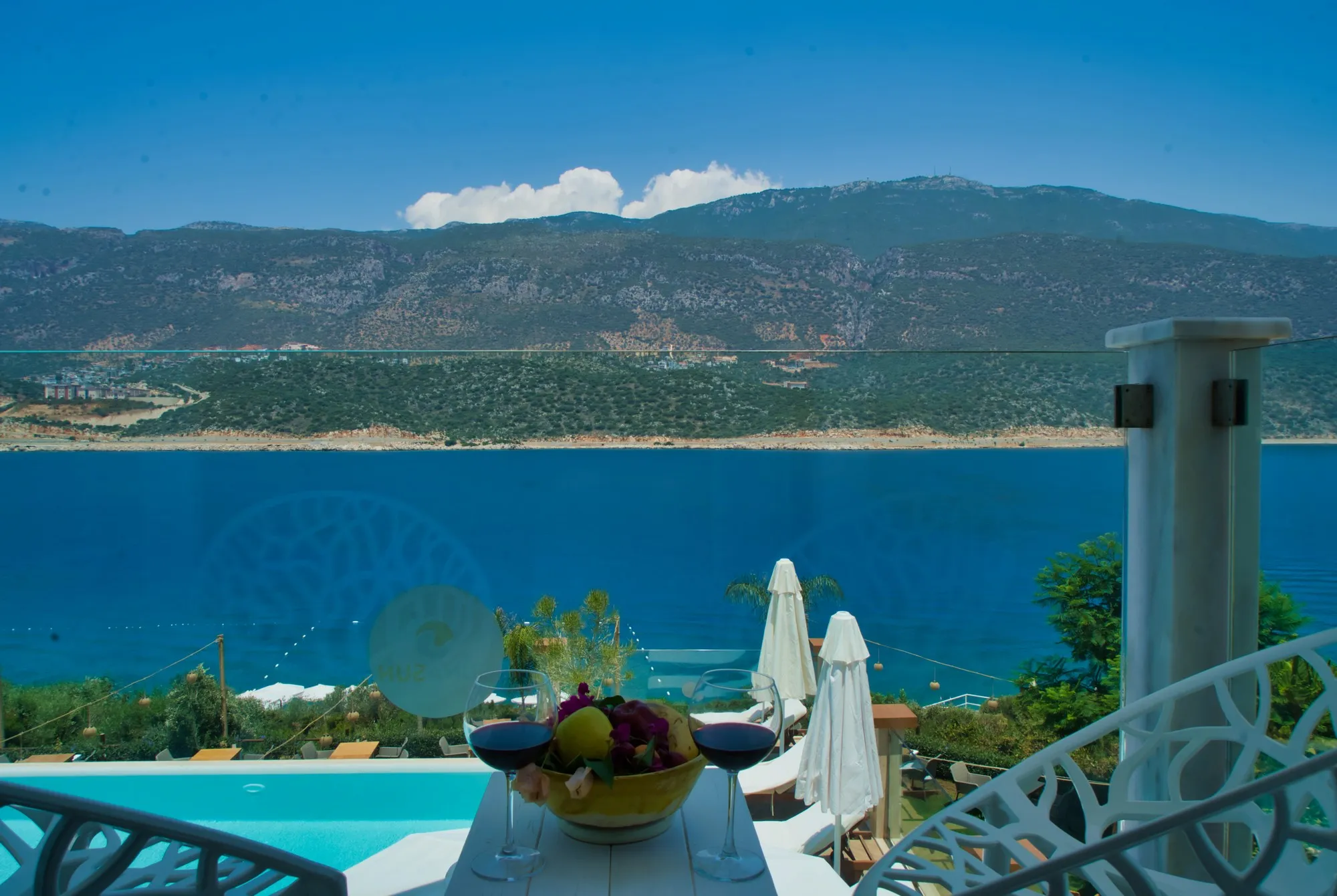 Oda balkonundan deniz manzarası