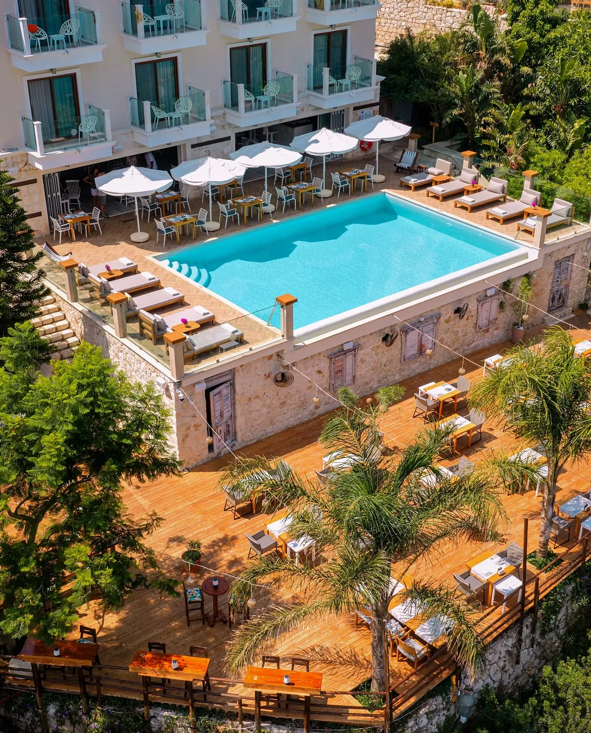 Havadan otel, havuz ve teras
