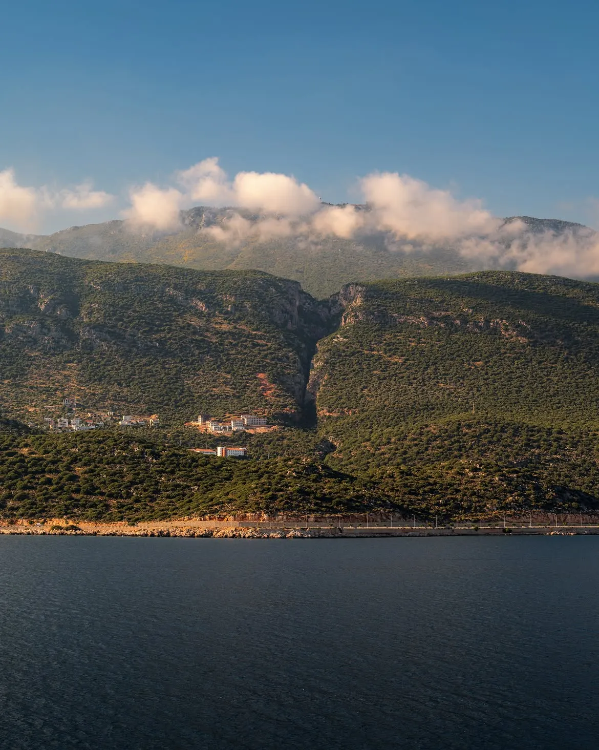 Kaş koyu ve karşı dağlar