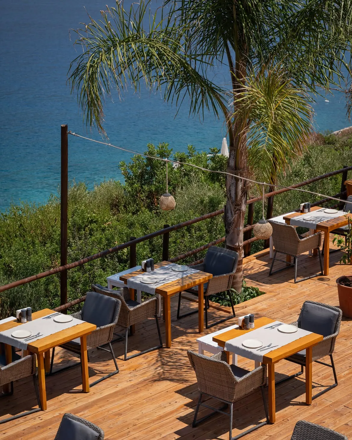 Denize bakan restoran terası