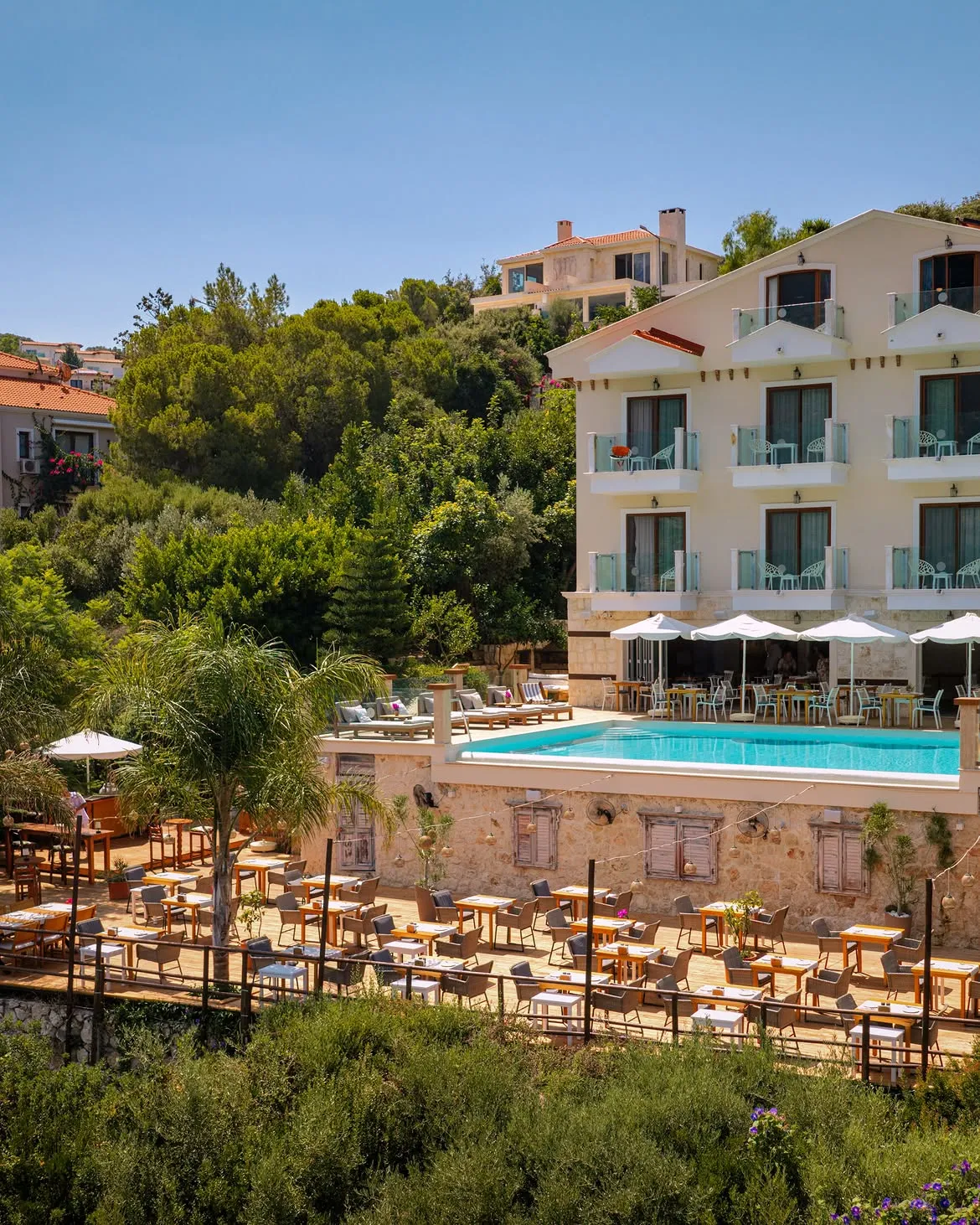 Tepeden otel ve havuz görünümü